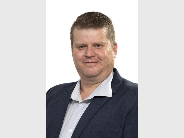 distracted-driving:-the-true-nenace-on-south-africa’s-roads