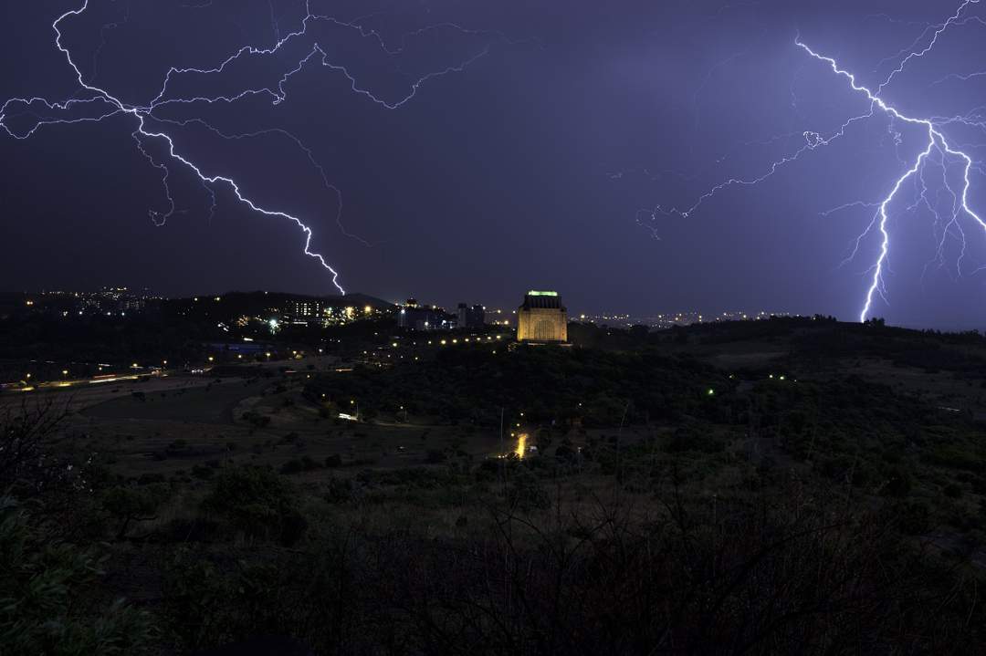 news24-|-saturday’s-weather:-thunderstorms,-hail,-heavy-rain-in-4-provinces;-cool-to-warm-elsewhere