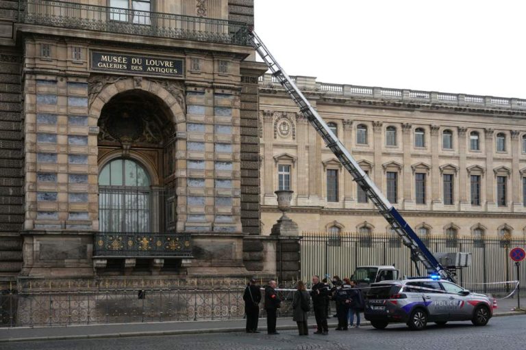 news24-|-louvre-lockdown:-paris-museum-shuts-after-chainsaw-wielding-robbers-flee-with-jewellery