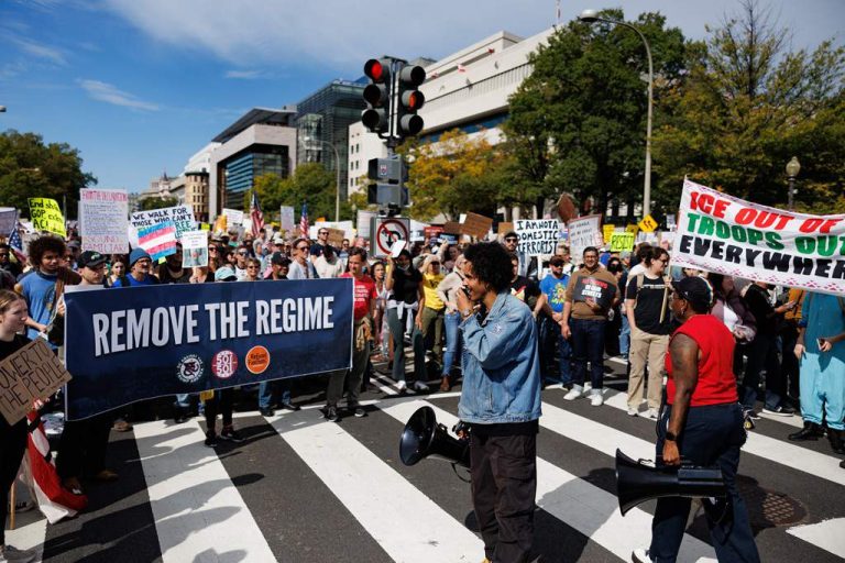 news24-|-protesters-out-in-force-for-anti-trump-‘no-kings’-rallies-across-us