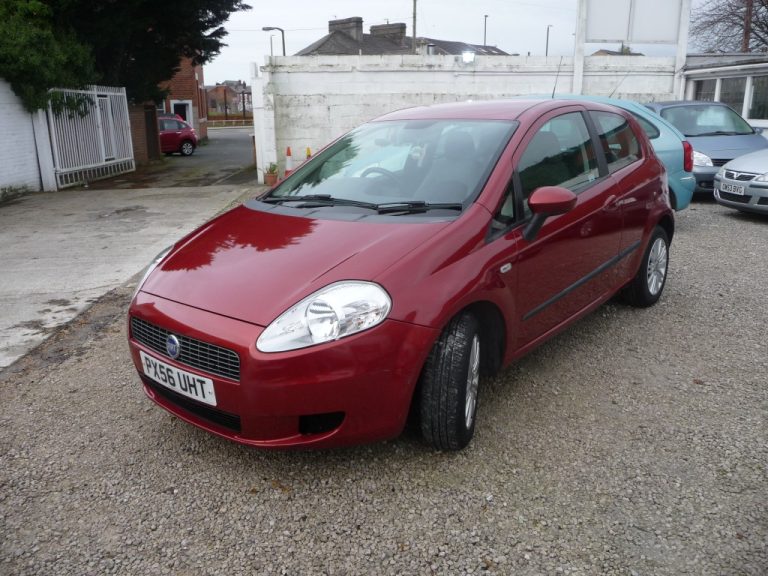 Minister Thembi Simelane and Deputy Minister Nonceba Mhlauli hand over title deeds in Northern Cape. 17 Oct